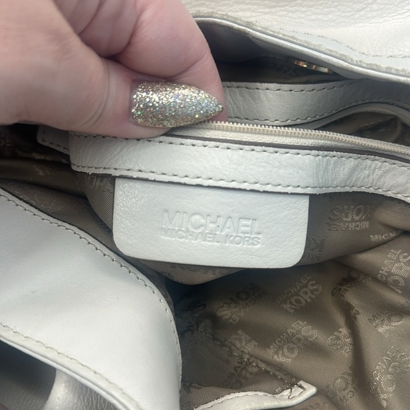 Large Michael Michael Kors  hobo in ivory pebbled leather. - Picture 10 of 11